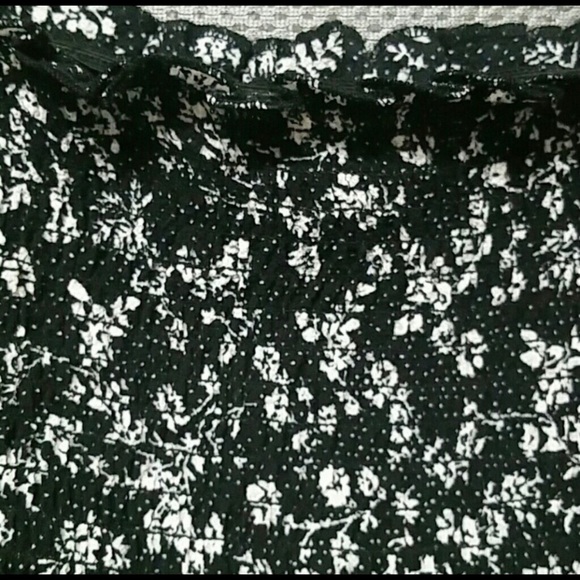 𝅺Off The Shoulder Floral Top - Picture 3 of 7